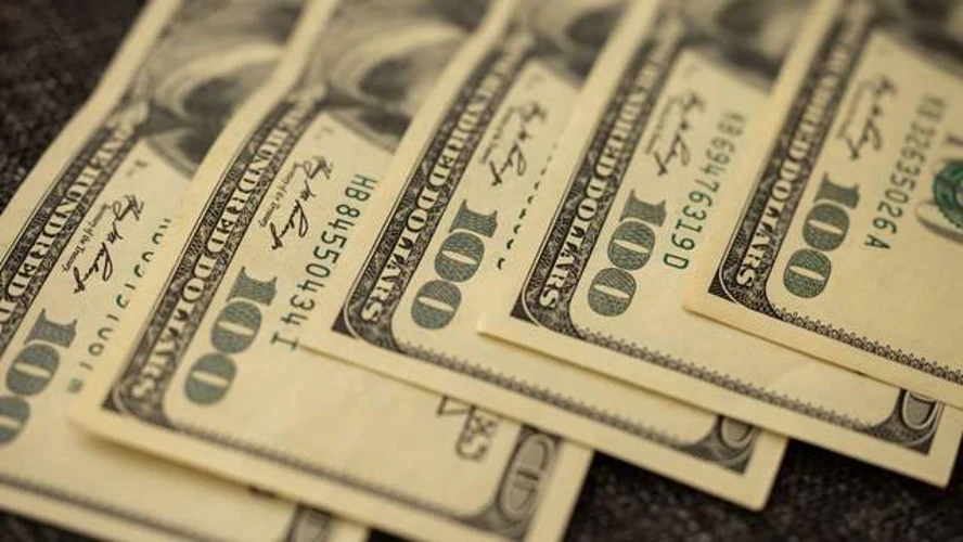 Банкноти доларів США та євро