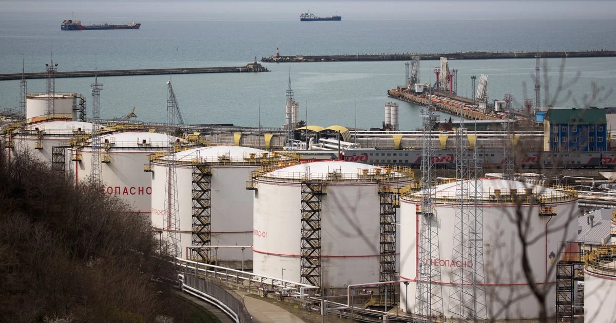 Ілюстративне фото нафтопереробного заводу в росії (Туапсинський нафтопереробний завод)