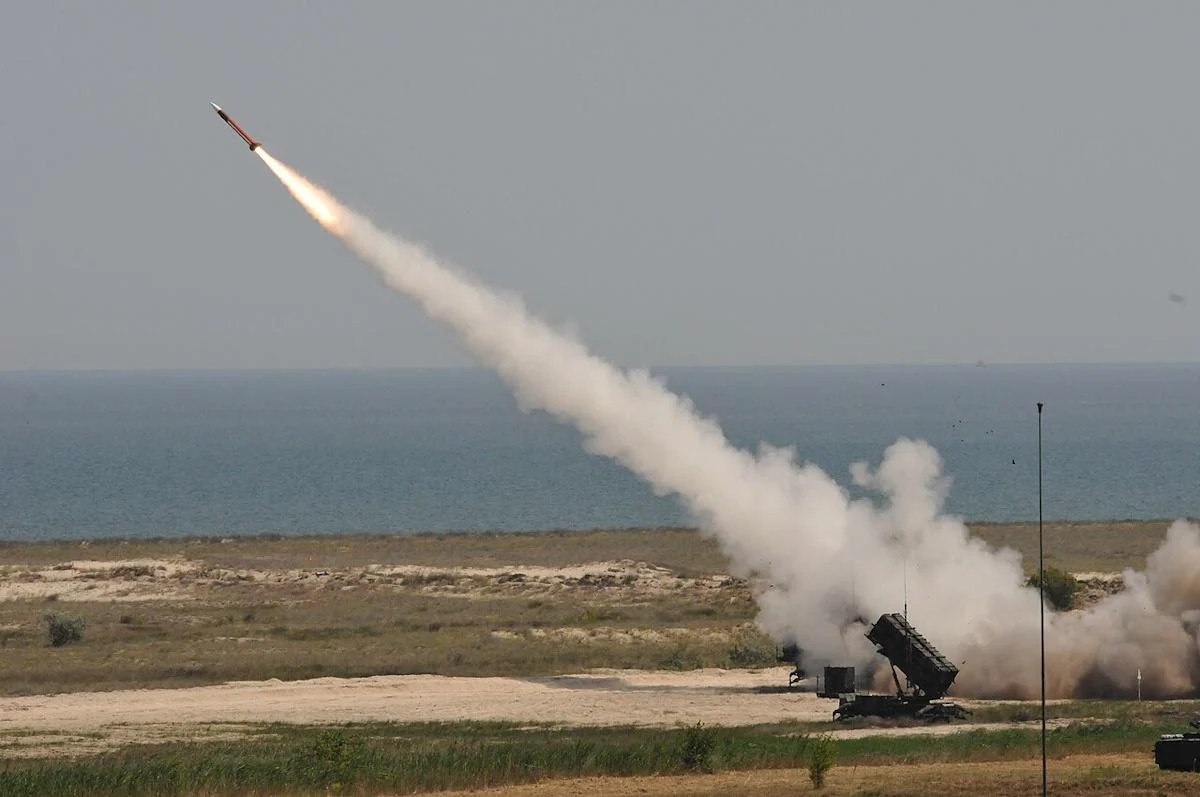 Українська антибалістична ракета FP-7.x поряд із пусковою установкою Patriot