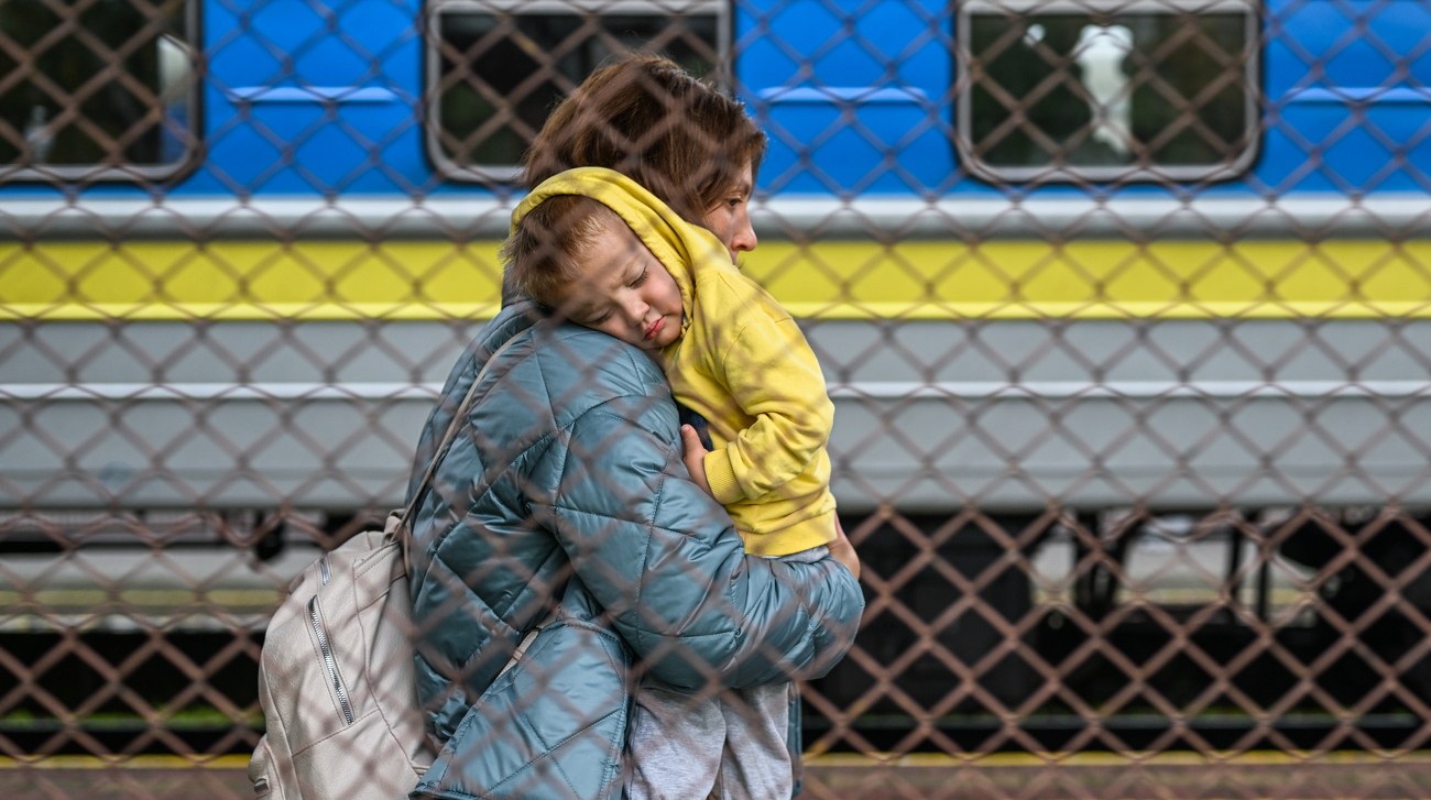Паспорт зі штампом про виїзд з України та документи про виконання військових обов'язків на тлі прапорів ЄС і України