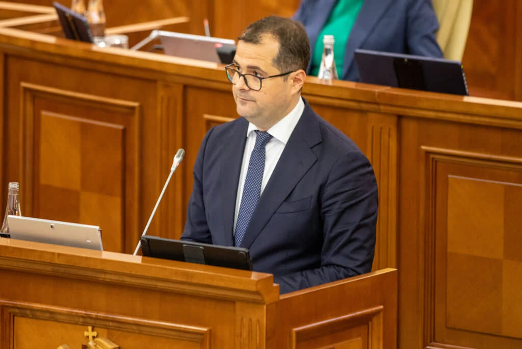 Засідання парламенту Молдови під час голосування за новий уряд