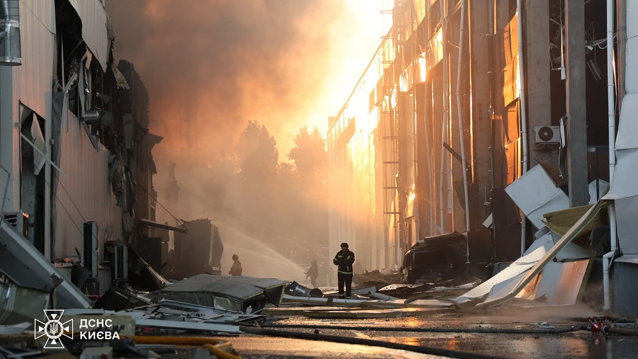 Наслідки удару балістикою по Києву 16 липня — пожежі в Дарницькому та Святошинському районах