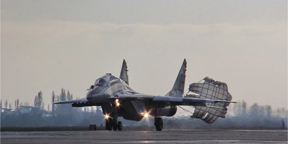 Польські винищувачі МіГ-29 та авіатехніка на військовому летовищі