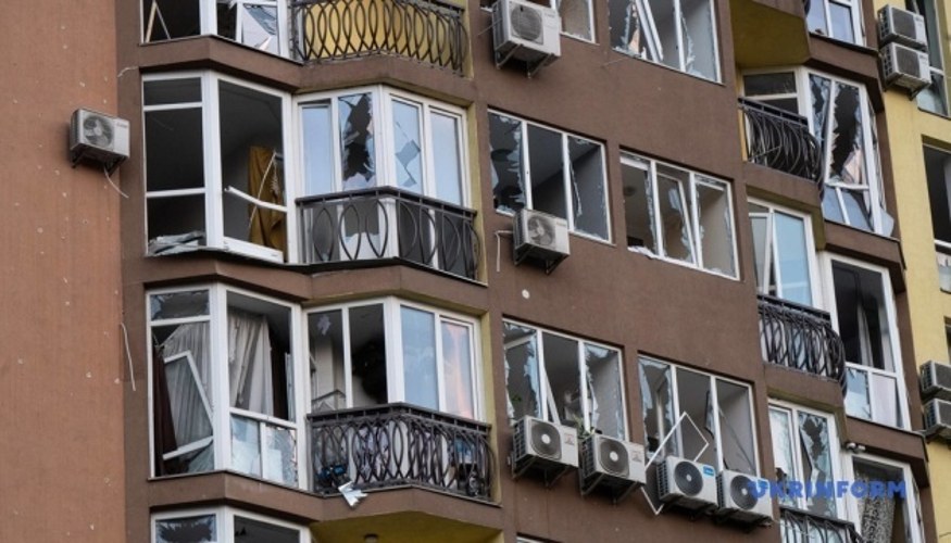 Пошкоджений наземний вестибюль станції метро «Лук'янівська» та наслідки ракетного удару по житлових будинках у Києві