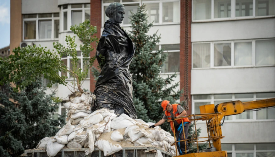 Захисні конструкції біля пам’ятника Лесі Українці в Києві під час демонтажу