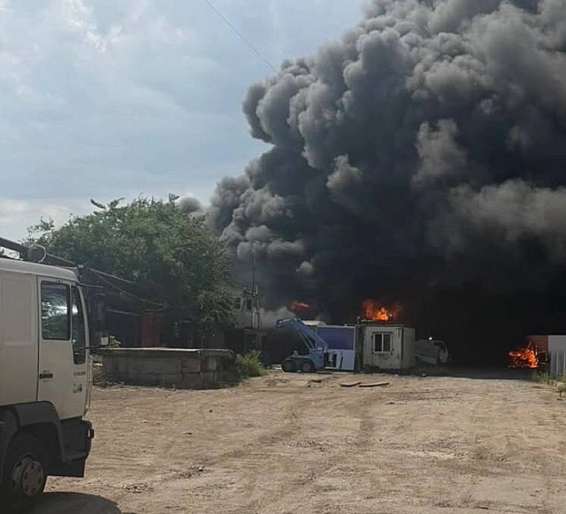 Наслідки удару по цивільному підприємству в Одесі, масштабна пожежа господарської техніки та пошкоджена газова магістраль