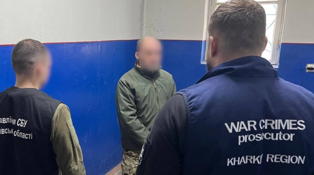 Будівля суду з українською символікою, де оголошено вирок у справі про заручницю