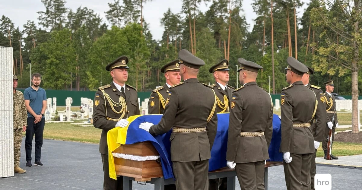 Церемонія перепоховання останків Євгена Коновальця на Національному військовому меморіальному кладовищі