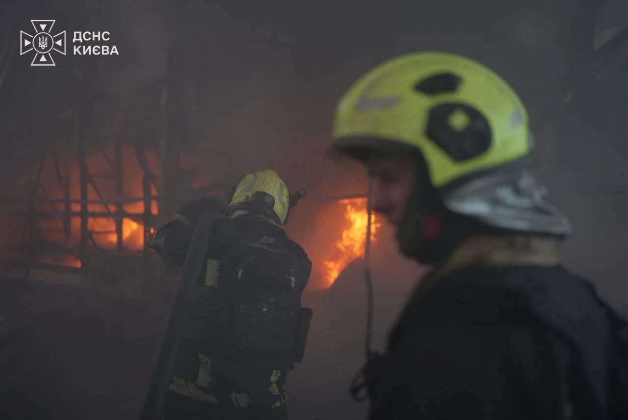 Зруйновані верхні поверхи та пожежі у Києві після балістичного удару 20 серпня