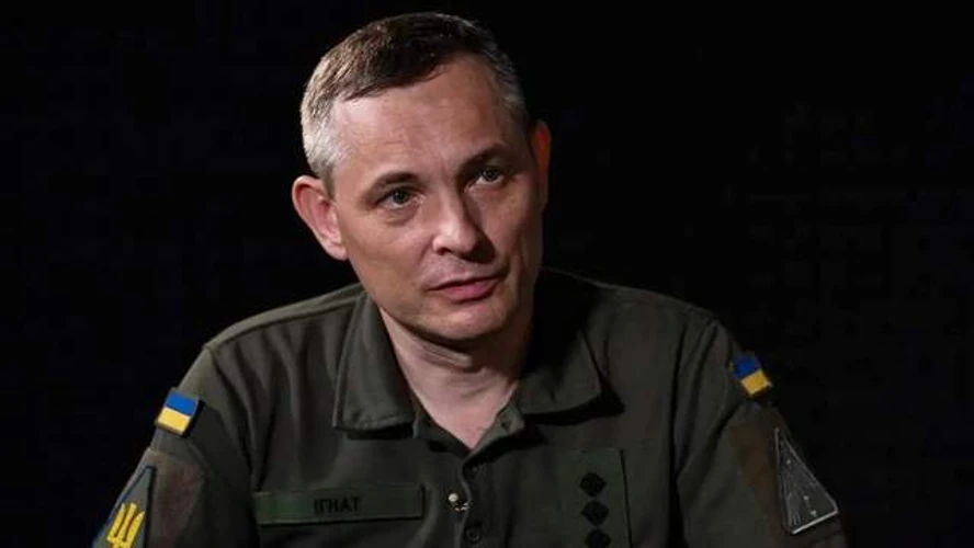 Реактивний безпілотник типу «Шахед» на тлі українського неба
