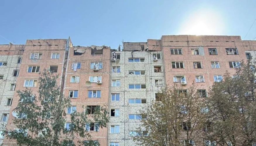 Пошкоджені багатоповерхові будинки в Краматорську внаслідок авіаудару
