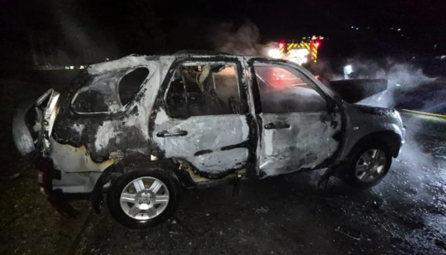 Цивільний автомобіль у Сумах після влучання російського безпілотника, з ознаками загоряння