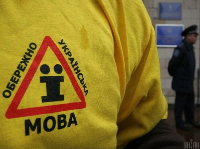 Доросла жінка агресивно звертається до неповнолітніх на вулиці у Львові через їхнє спілкування російською мовою
