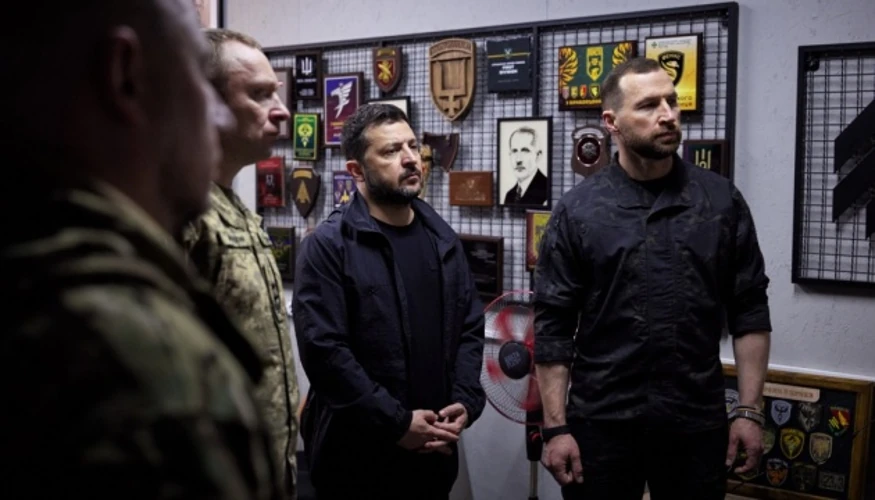 Володимир Зеленський під час відеозвернення всередині захищеного пункту управління на фронті, в оточенні маскувальних сіток