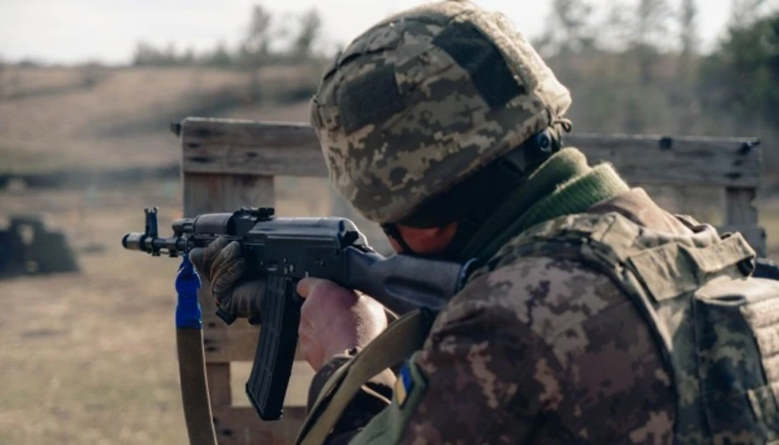 Схематичне зображення лінії фронту з позначеними напрямками бойових дій від Генштабу ЗСУ