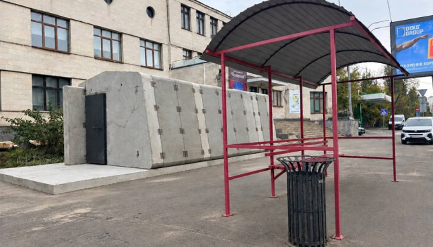 На Берестейському проспекті в Києві з’являється мобільне укриття поряд із зупинкою