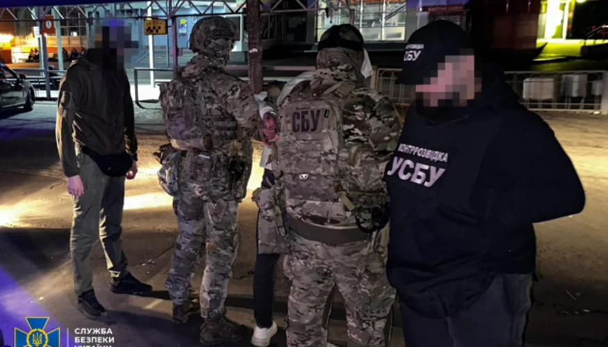 Співробітники СБУ затримують агента на автовокзалі у Рівному та вилучають саморобний вибуховий пристрій.